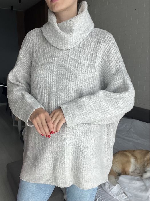 Светр сірий вʼязаний