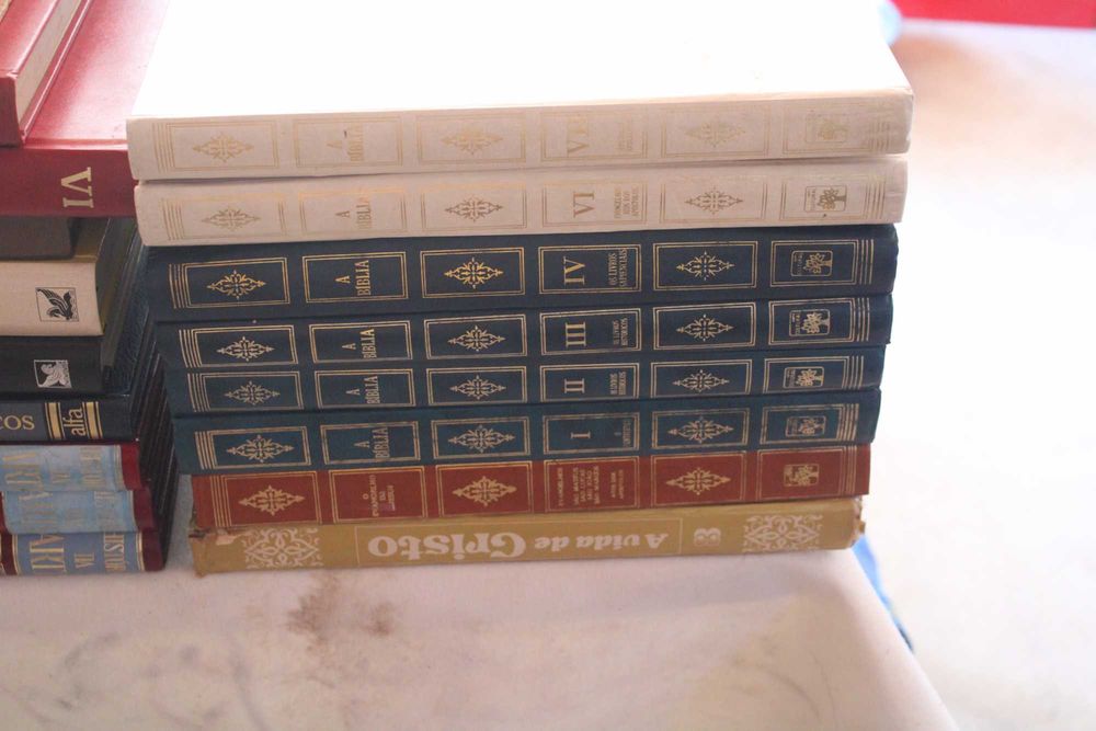 Coleção de 70 Livros Encadernados – várias coleções