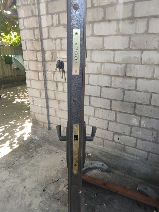 продам дверь б/у металл,установочный размер 960*2030