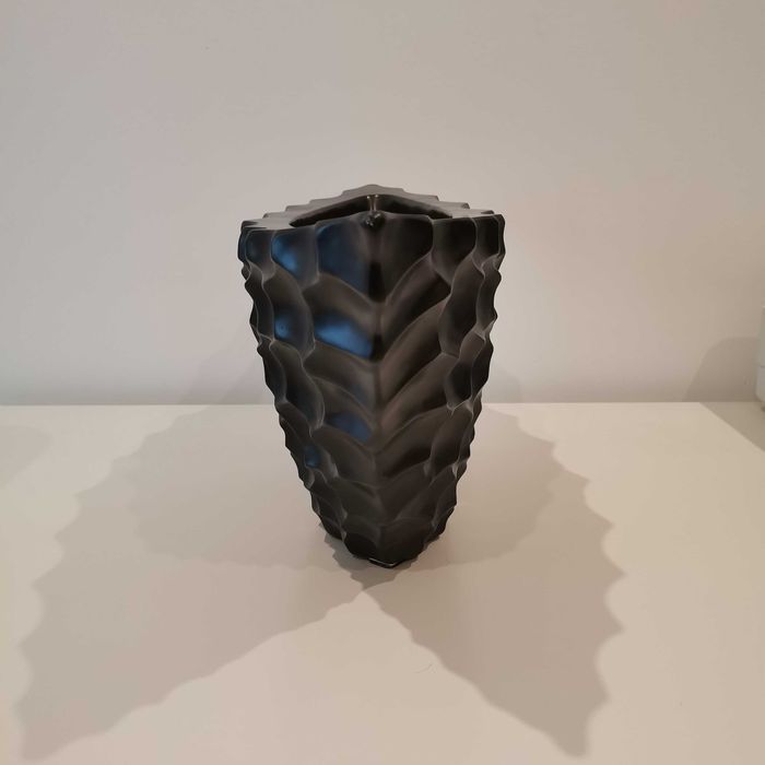 Jarra decorativa preta com relevos