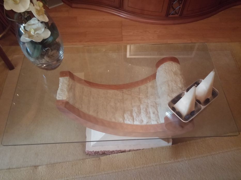 Mesa em vidro  com base em pedra