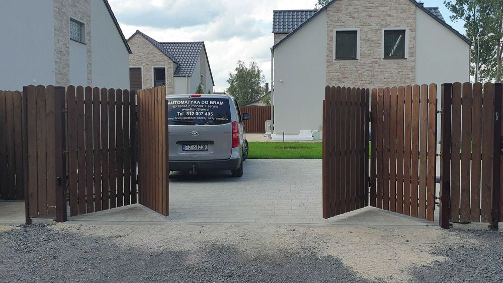 Brama harmonijkowa, brama łamana, mechanizm składania skrzydeł bramy