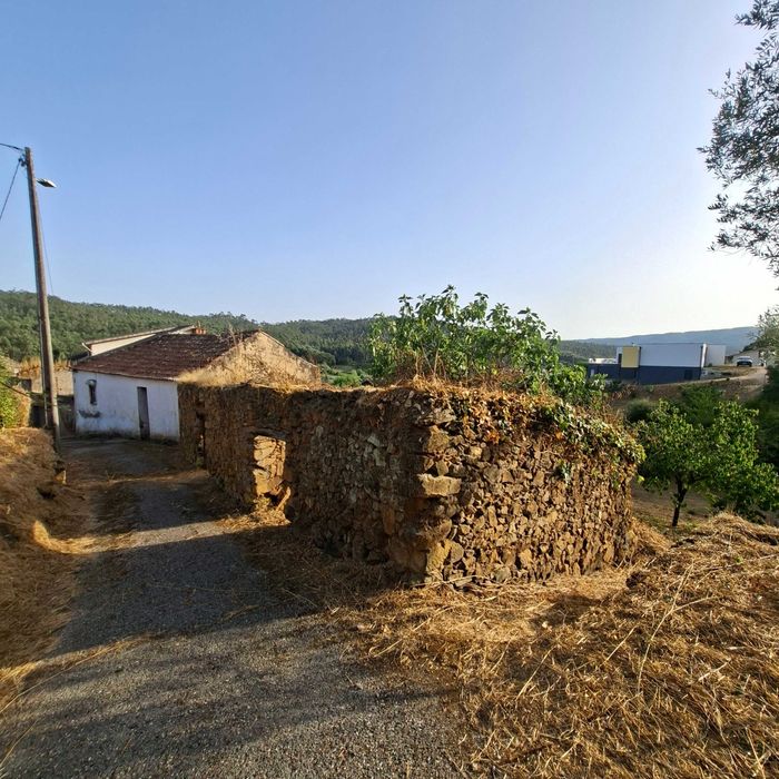 Vende-se terreno com 1250m2 e casa antiga em ruinas