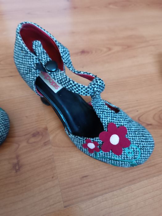 Sapatos altos de tecido com flor