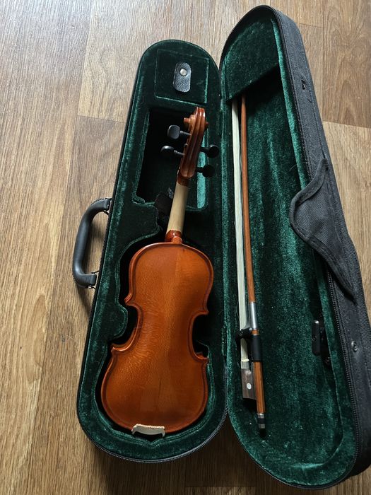 На подарок ребенку самая маленькая  скрипка 1/32