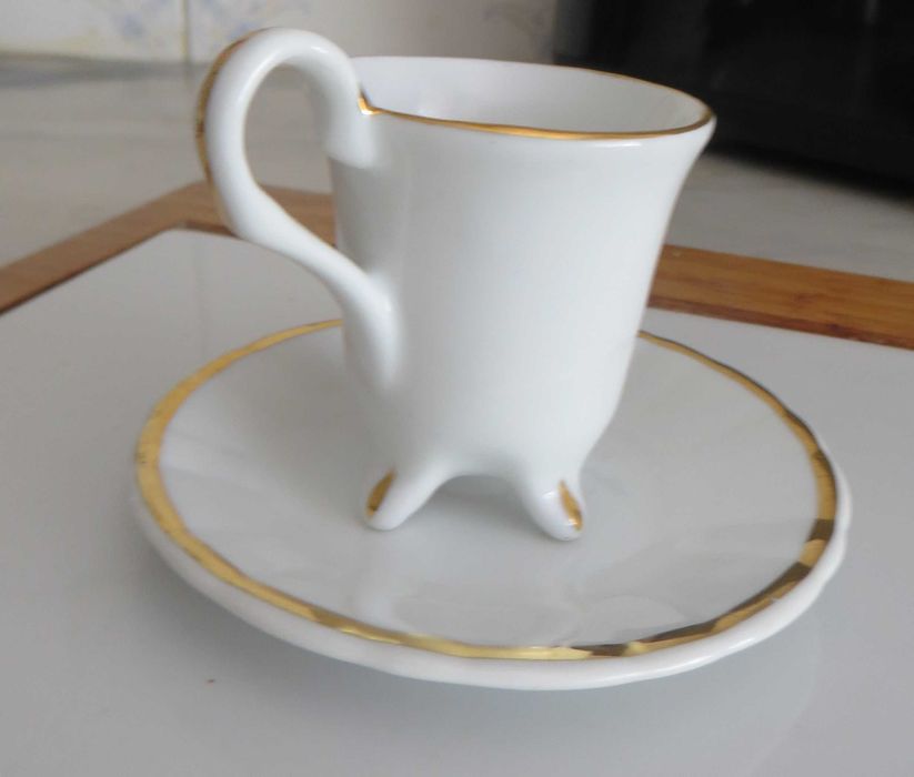 Chávena 4 pés e pires Porcelana Orlada dourado , muito antiga