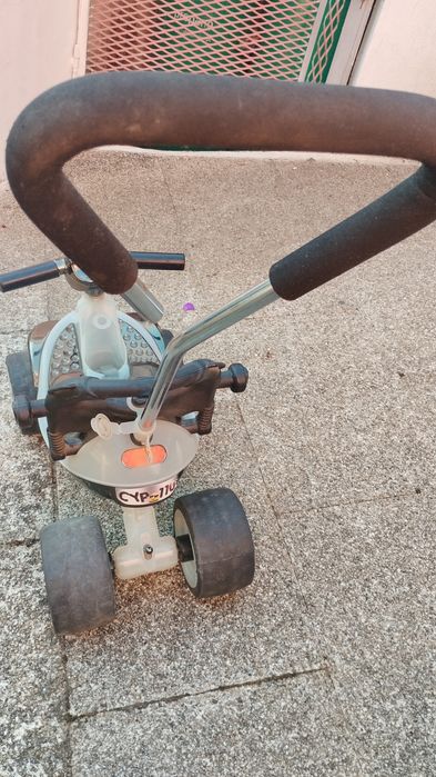 Carro para bebe com comando manual