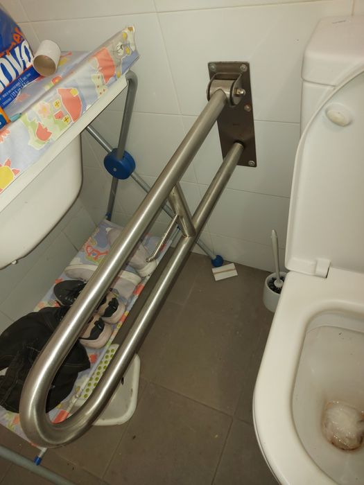 Braço de apoio de wc