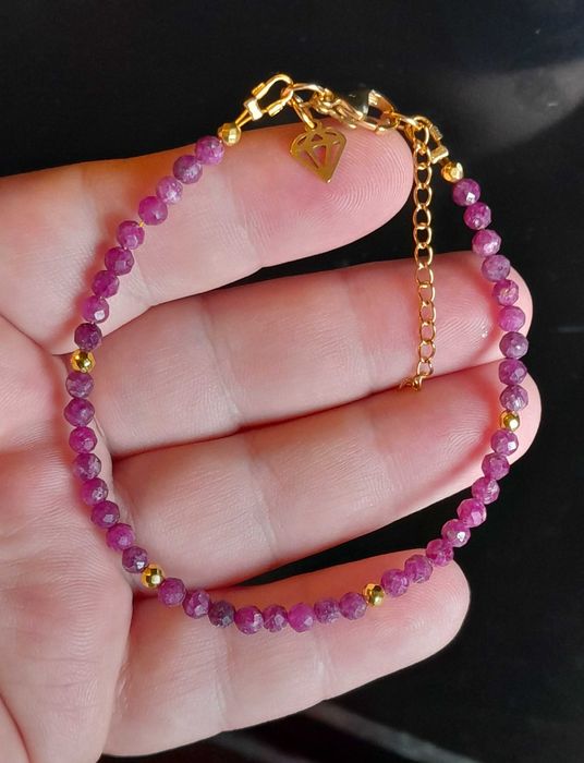 Bransoletka z naturalnego kamienia Rubin.