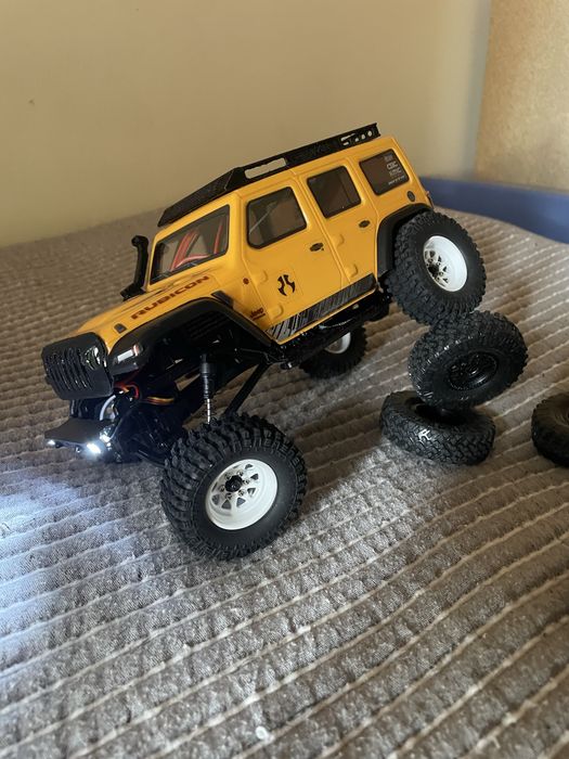 Axial Scx24 1:24 rock crawler com extras