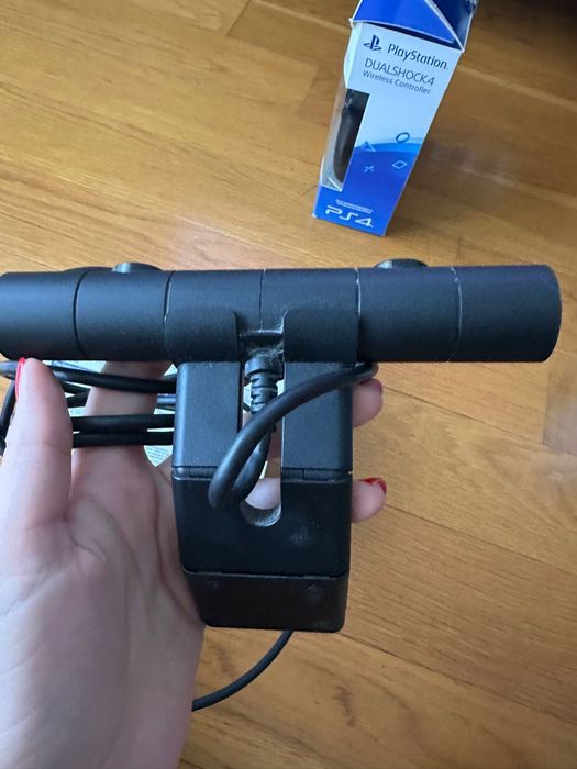 PS4 (1TB) + 2 comandos + câmara