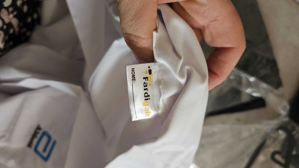 Bata branca com logotipo