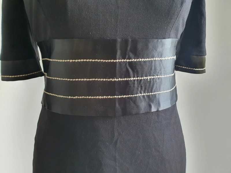 Świetna sukienka z ozdobnym pasem