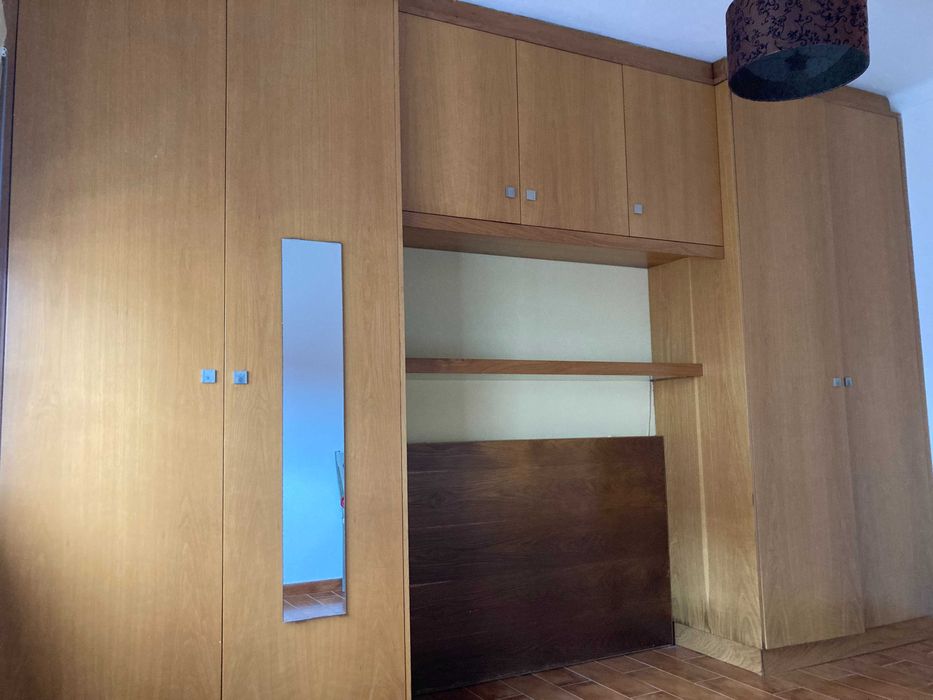 Conjunto e mobília de quarto completo: roupeiro e gavetas