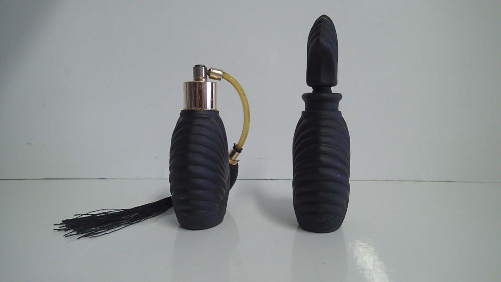 Frascos de perfume antigos em vidro