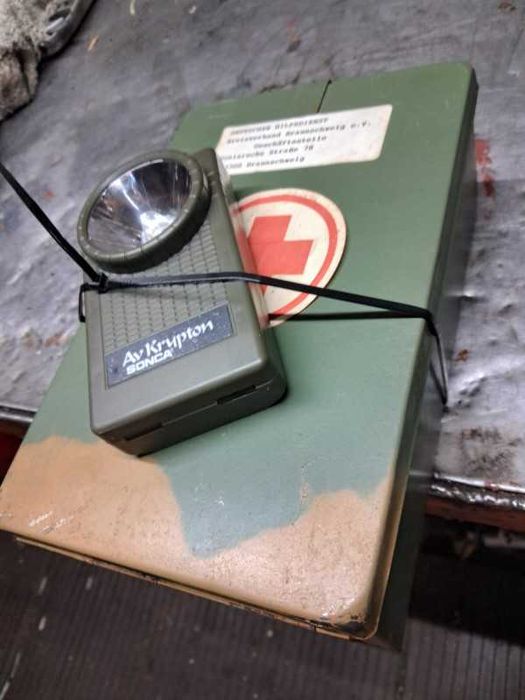 metalowa apteczka z llatarka i wyposaz skrzynka