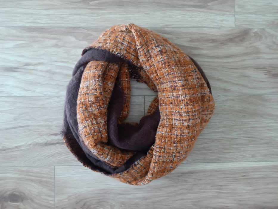 Gruby duży ciepły brązowo-pomarańczowy szal w kratkę oversize OVS