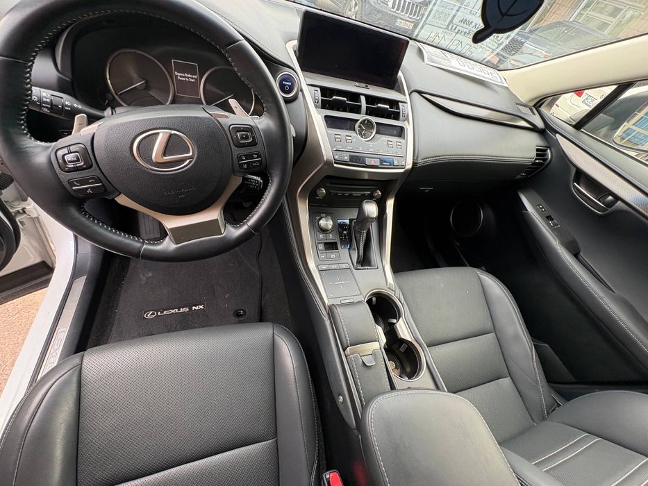 Продам Lexus 2019 2.5 гибрид