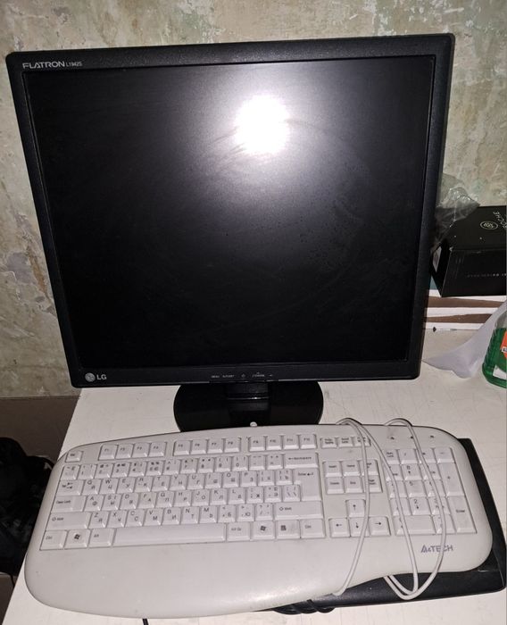 Монитор и две клавиатуры