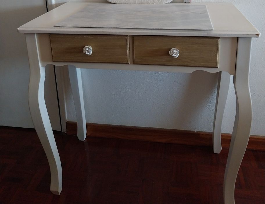 Mesa branca e cor carvalho