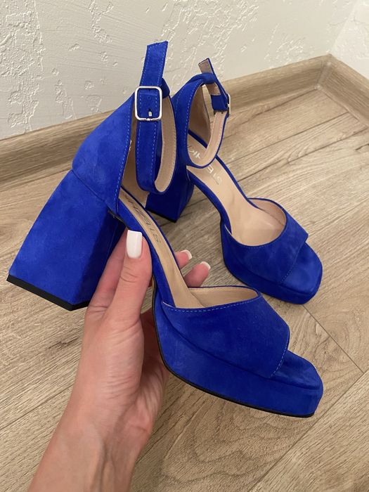 Босоніжки на каблуку з натуральної замші