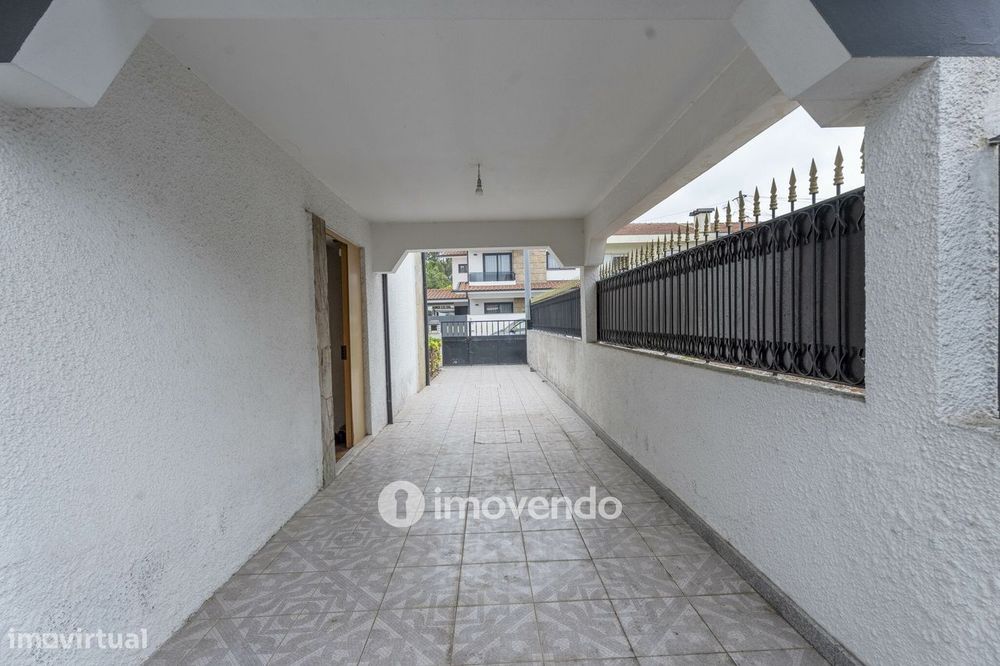 Moradia T4 com garagem, em Vila Nova da Telha, na Maia