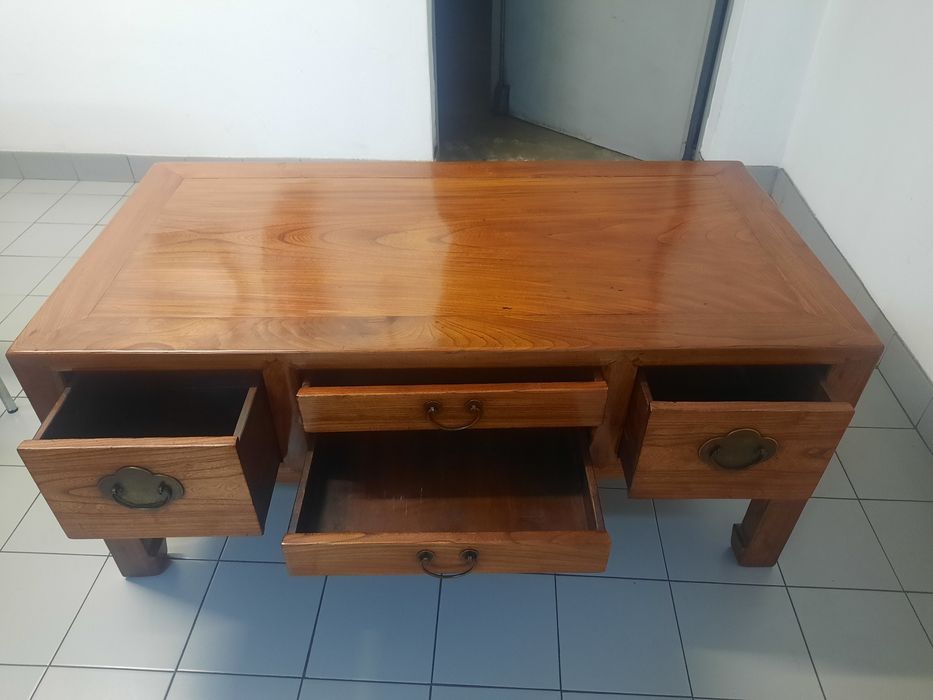 Mesa baixa em madeira