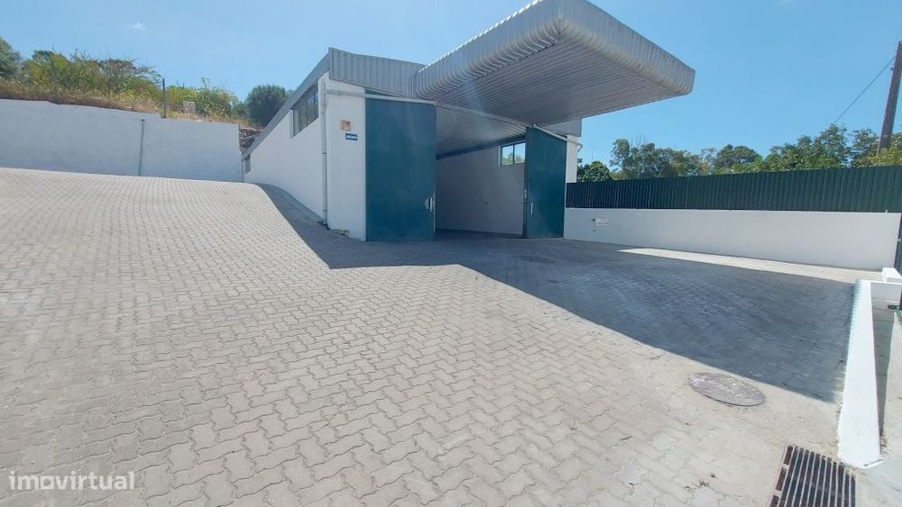 Armazém de 1480m² com estacionamento em Carnaxide