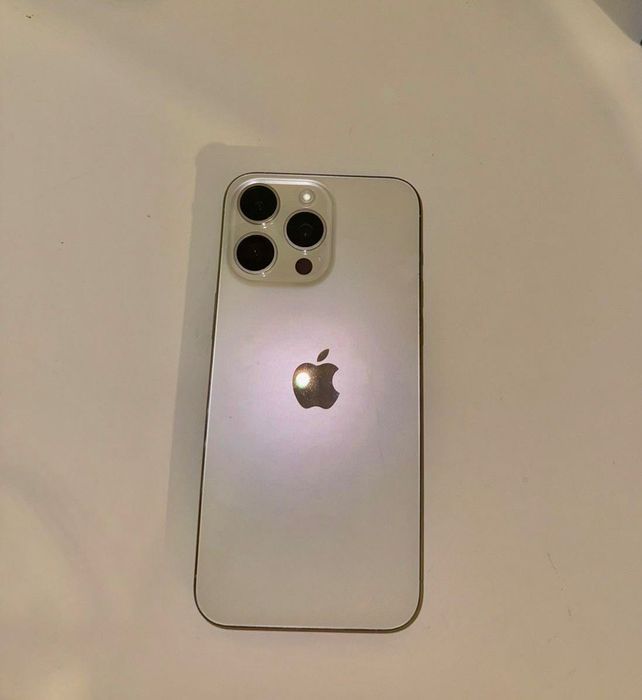 iPhone 15 Pro branco em excelente estado, tudo a funcionar perfeitamente. Sempre usado com cuidado, sem riscos na tela.