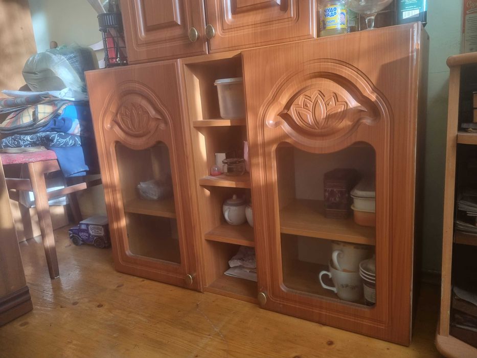 Кухонні меблі: дві тумби та три підвісні шафи