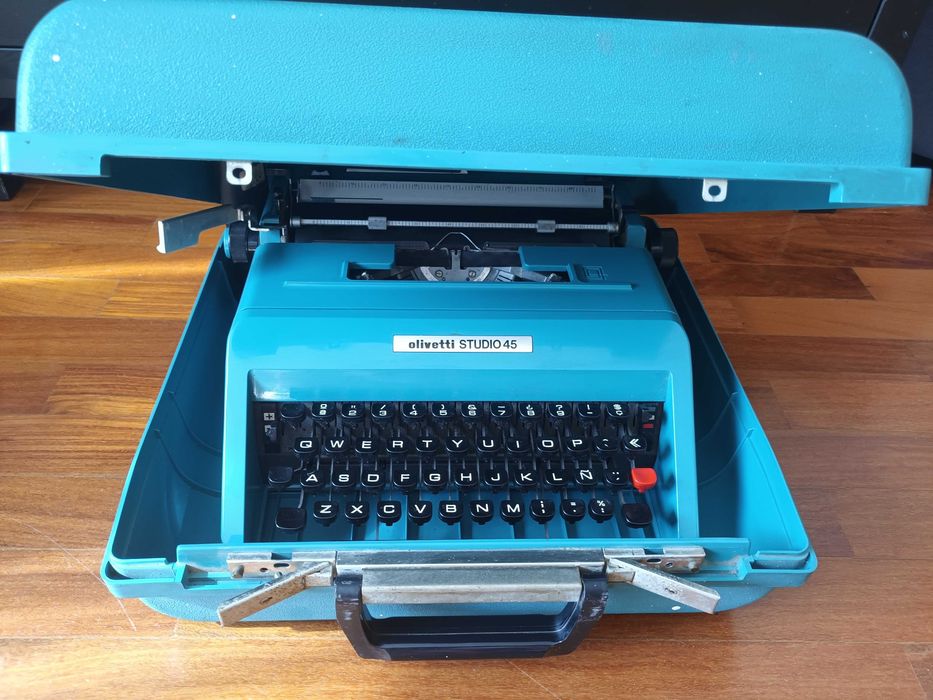 Máquina de escrever Olivetti Studio 45