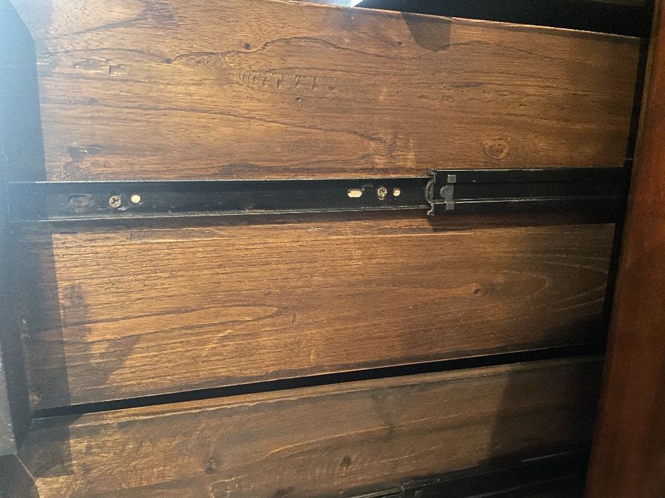 Aparador em madeira de cerejeira com gavetas e portas