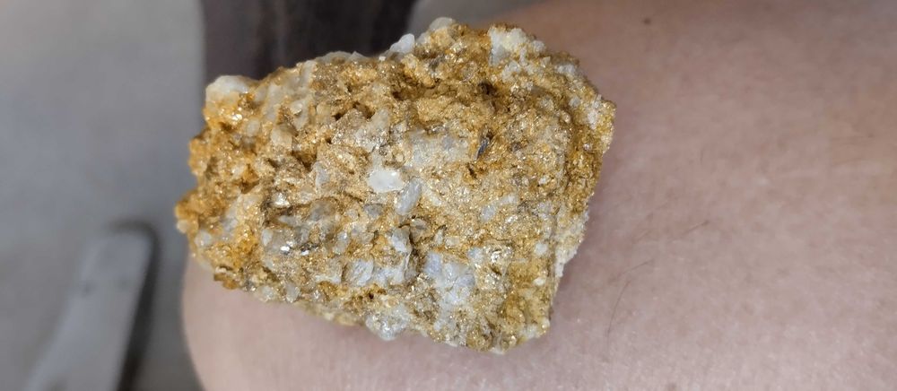Pedra que penso conter minerais preciosos
