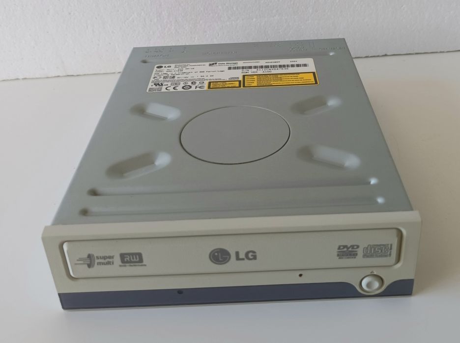 Leitor e gravador de CDs e DVDs.