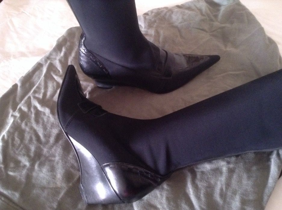 Botas pretas altas da Charles número 36