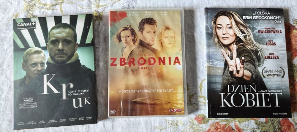 Sprzedam 2 filmy i seriale. 
Oryginalne, tytuły jak na zdjęciu.