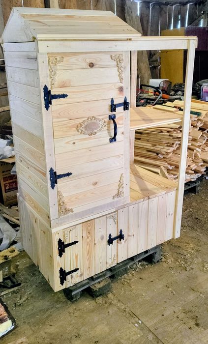 Drewniana wędzarnia