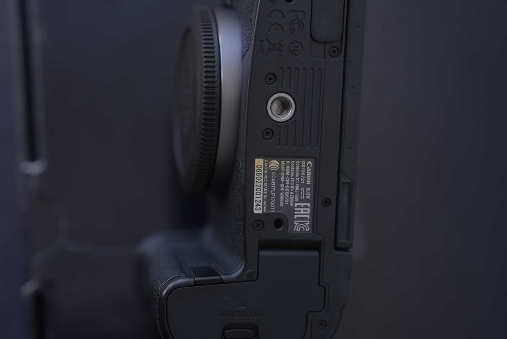 Бездзеркальний фотоапарат Canon EOS R