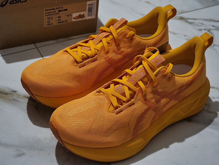 Оригінал 100% чоловічі кросівки Asics Novablast 5   EURO 46