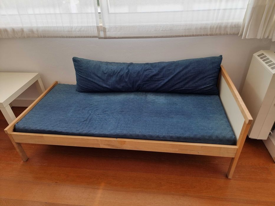 Cama infantil convertida em sofá, com colchão e almofadas