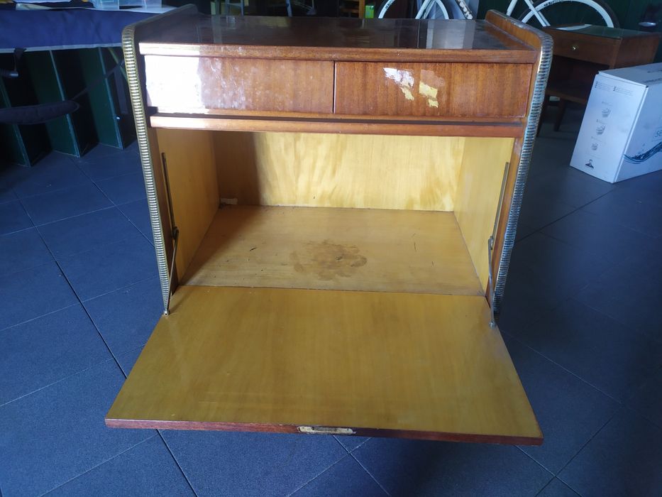 Mini bar tipo OLAIO em madeira e  com aplicação em bronze