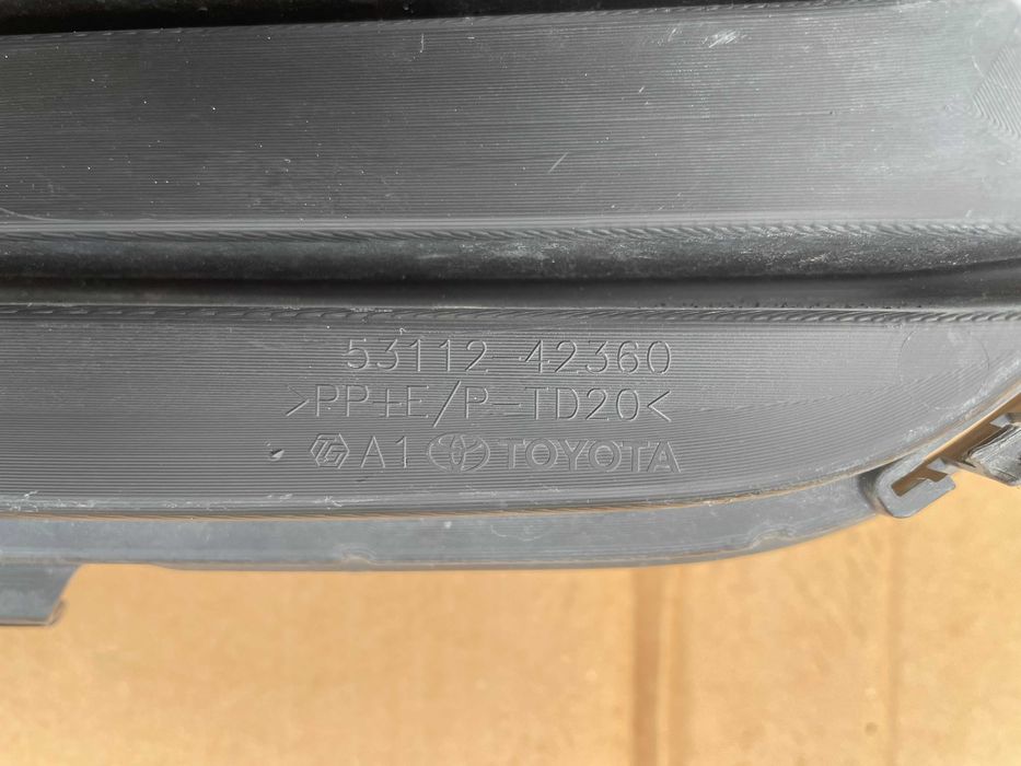 Kratka zderzaka przód środkowa Toyota BZ4X