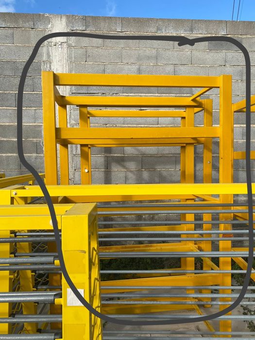 Estantes bancadas de lojas de tecidos tudo em bom estado