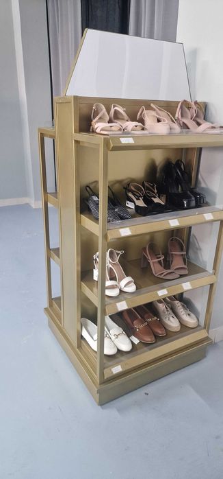 Expositor com prateleiras dos dois lados