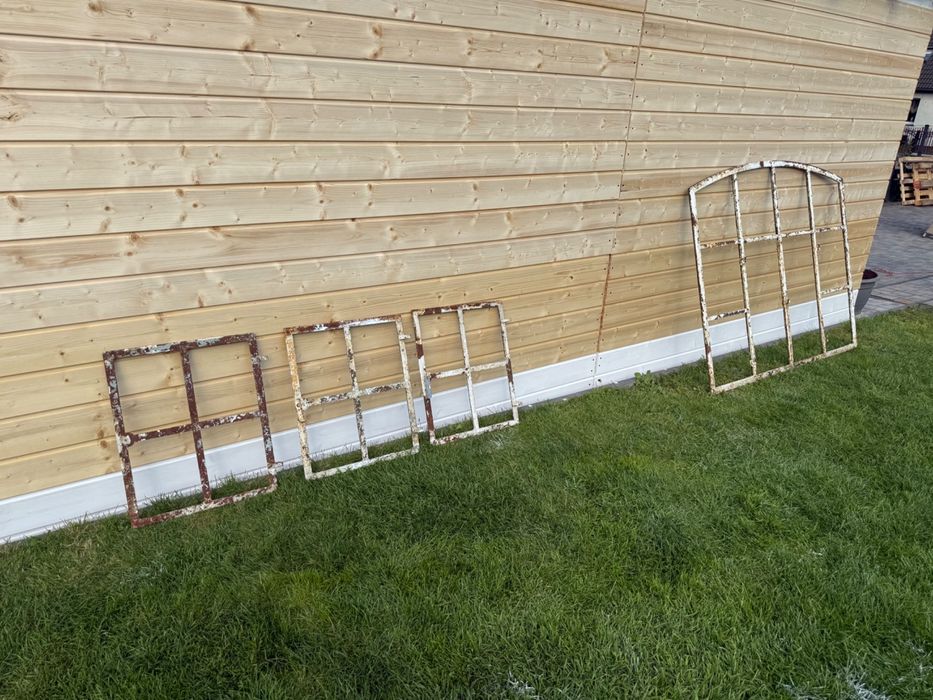 Stare solidne okna żeliwne