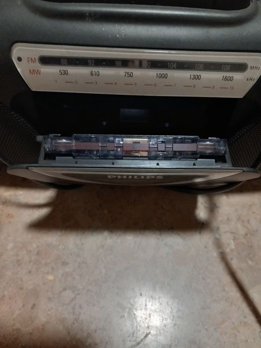 Aquecedor e rádio cassetes a funcionar