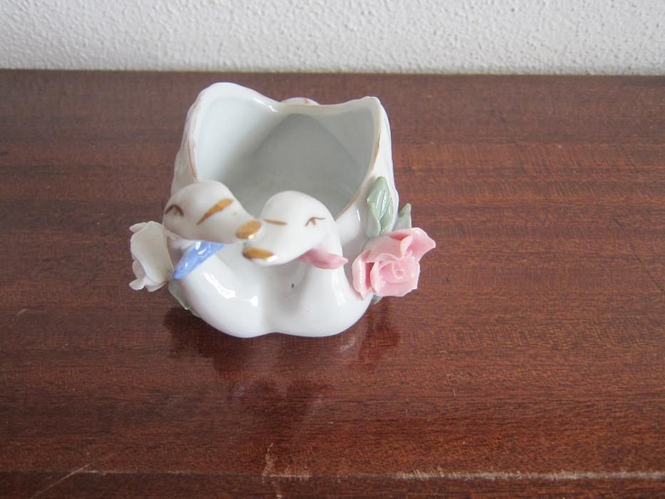 Adorno de Enfeitar dois Cisnes com Rosa pequenino