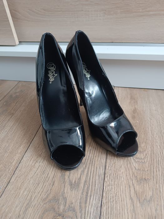 Czarne lakierowane szpilki open toe