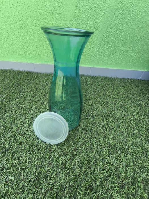 Garrafa em vidro com tampa plástica