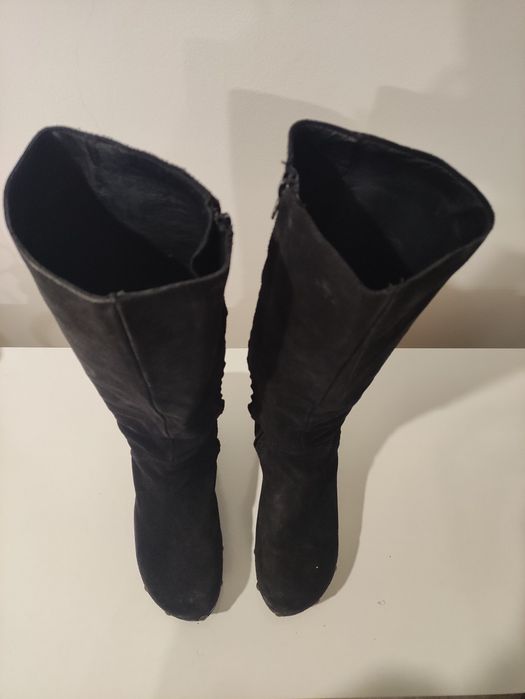 Botas pretas cano alto em pele